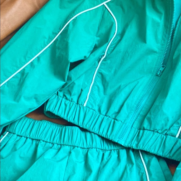 ALO Yoga Teal Jacket and Shorts Set - Picture 4 of 8